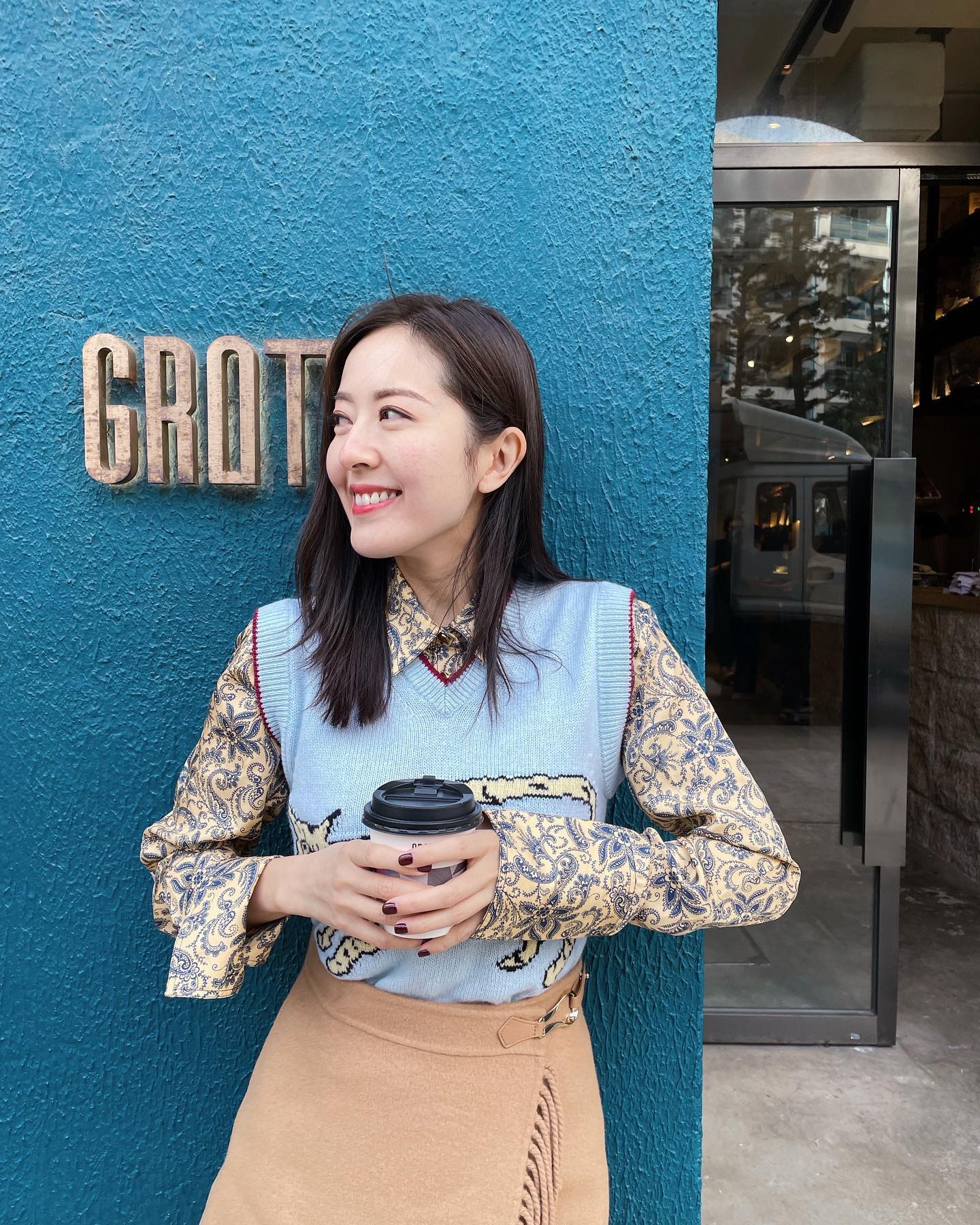 唐詩詠向來有「絕世好女友」之稱,但她的情路卻十分坎坷,她出道多年只承認3段戀情,但在每段戀情中,她似乎總是受傷的那位。