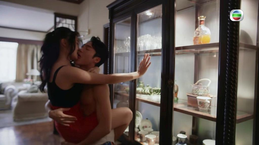 戴祖儀指場口動作指導叫我她擒上去丁子朗度同埋轉身。