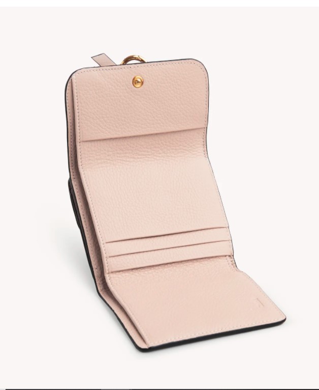 Chloé ALPHABET SMALL TRI-FOLD銀包裸粉紅色配合小皮帶款式的繩結與C字金屬扣,非常優雅