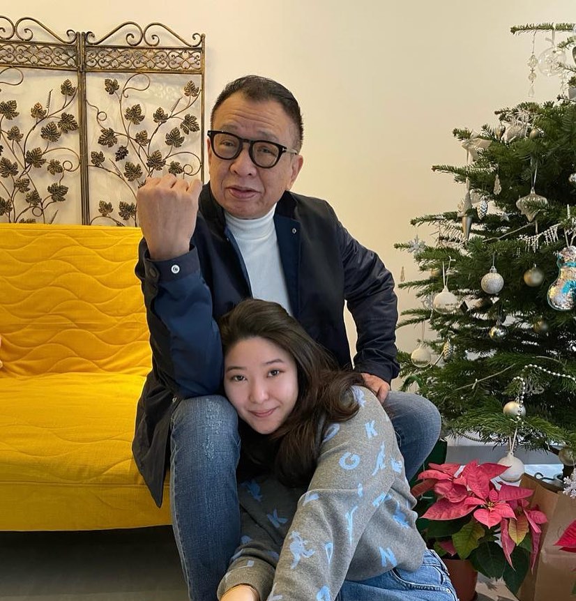 許紹雄遲婚及晚生，因此非常疼愛女兒。