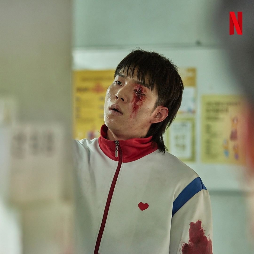 尹奎男是在活著的狀態下變成了殭屍。