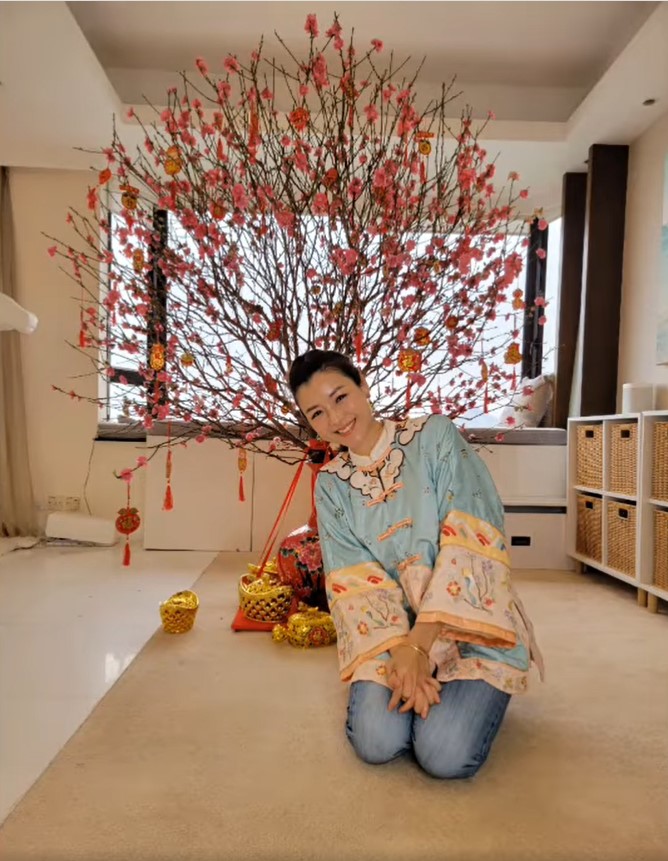 陳茵媺桃花前留影