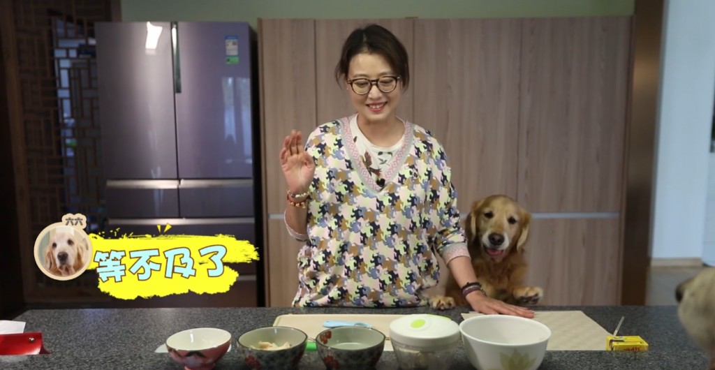 飯桌貌似能坐下至少7至8人。