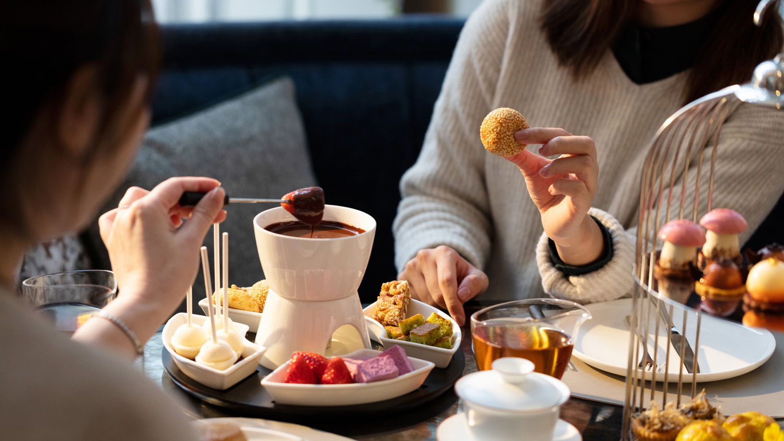 賓客可品嚐朱古力火鍋連一系列可口配料