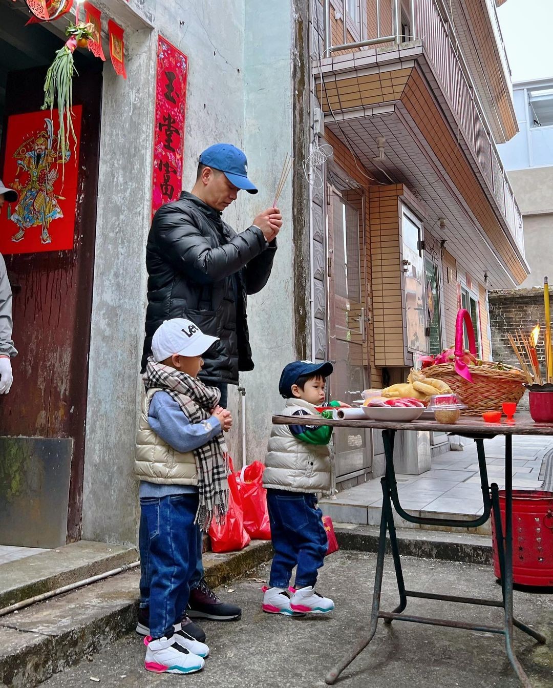 李乘德與兩位囝囝上香