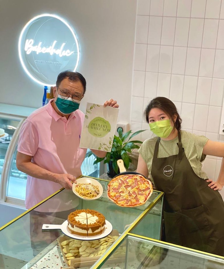 女兒開設網店賣餅，反應熱烈，許紹雄便斥資百萬予愛女開Cafe。