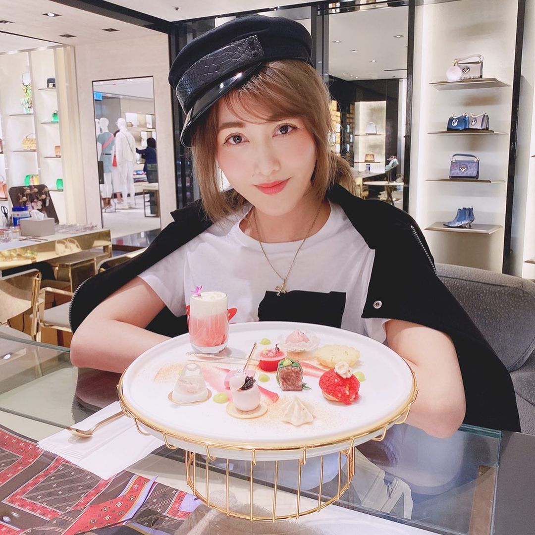 經常出入名店貴氣十足