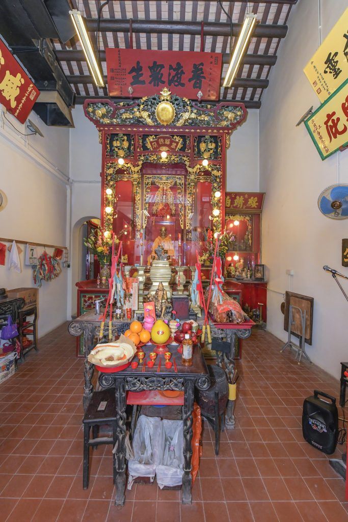 上環濟公廟供奉多個神明，包括月老、和合二仙、地藏菩薩、濟公等。