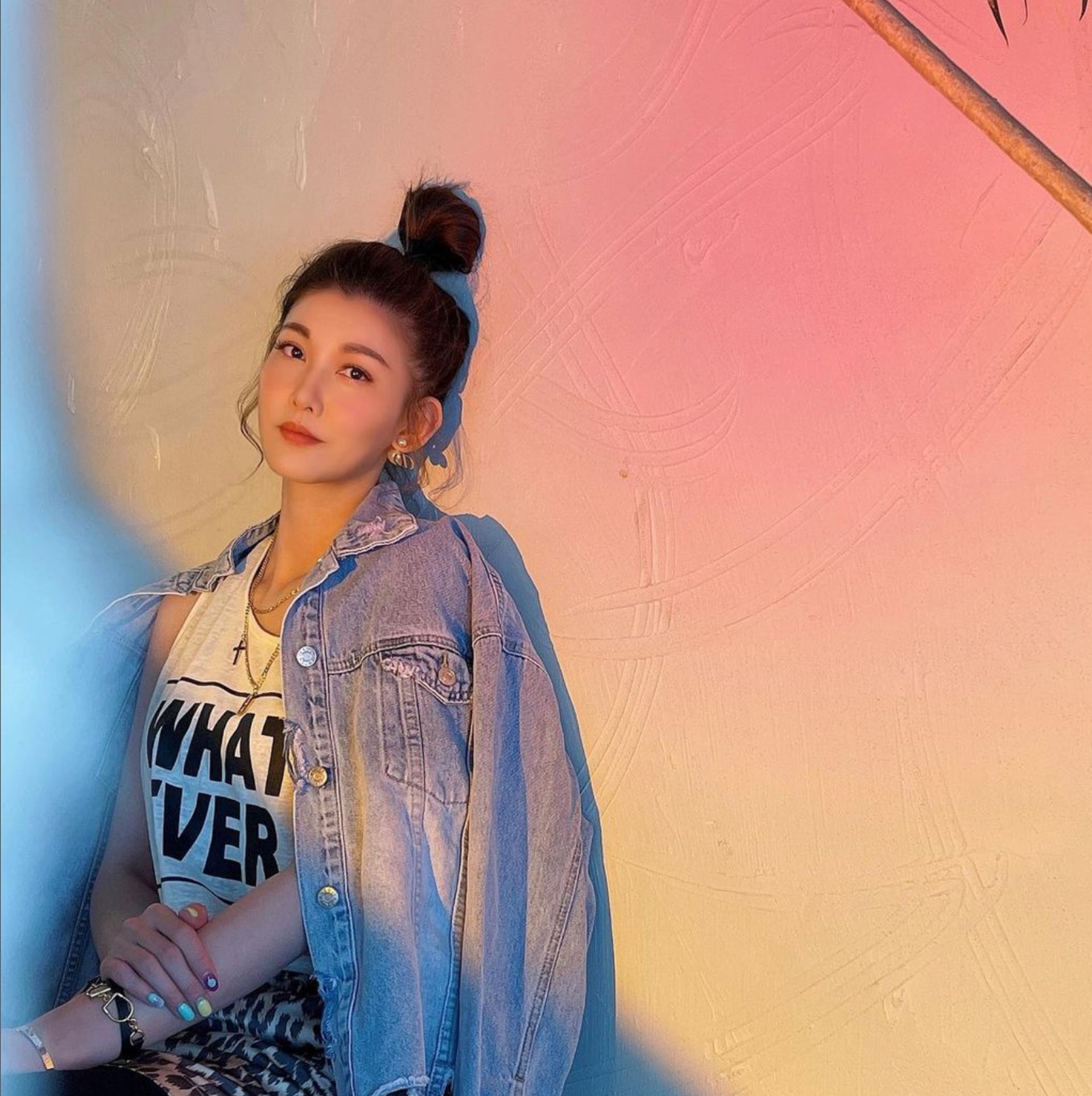李彩華曾自爆未在內地發展前,寰宇國際老闆要求她當其情人提供工作以外的服務,但被她拒絕了,後來卻被公司雪藏。