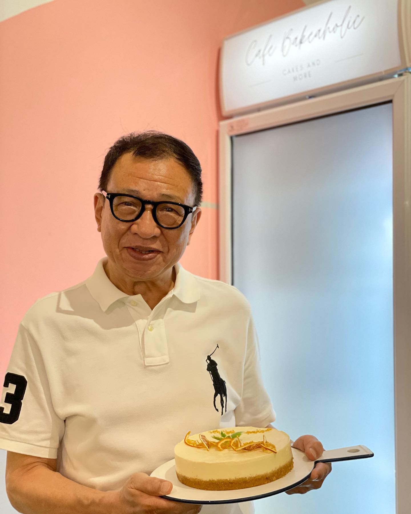 許紹雄不時為自家cafe做人肉招牌，吸引不少慕名而來的客人要求合照。