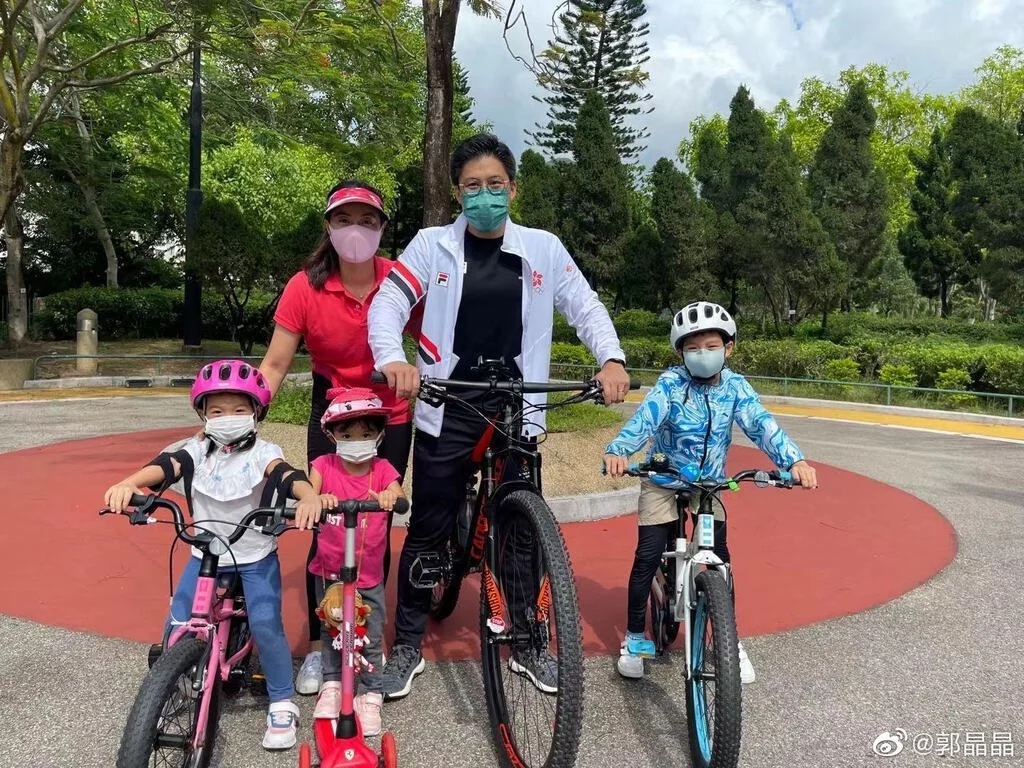 前「跳水皇后」郭晶晶和老公霍啟剛一家五口超幸福