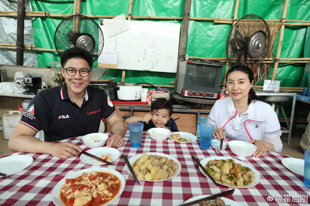 郭晶晶和老公霍啟剛常常帶兒子體驗生活