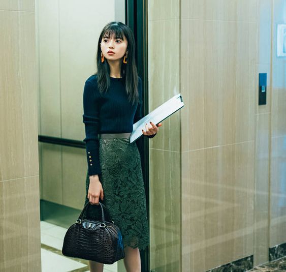 有時候返工或放工，會剛巧同上司搭同一部lift，有些人見到上司之後會轉身離開。