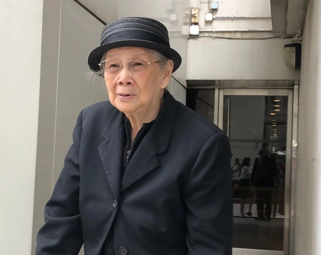 對於梅啟明指現時有做散工掙錢過活，梅媽感嘆：「佢去炒嘢，去邊度炒？我去幫襯佢呀」