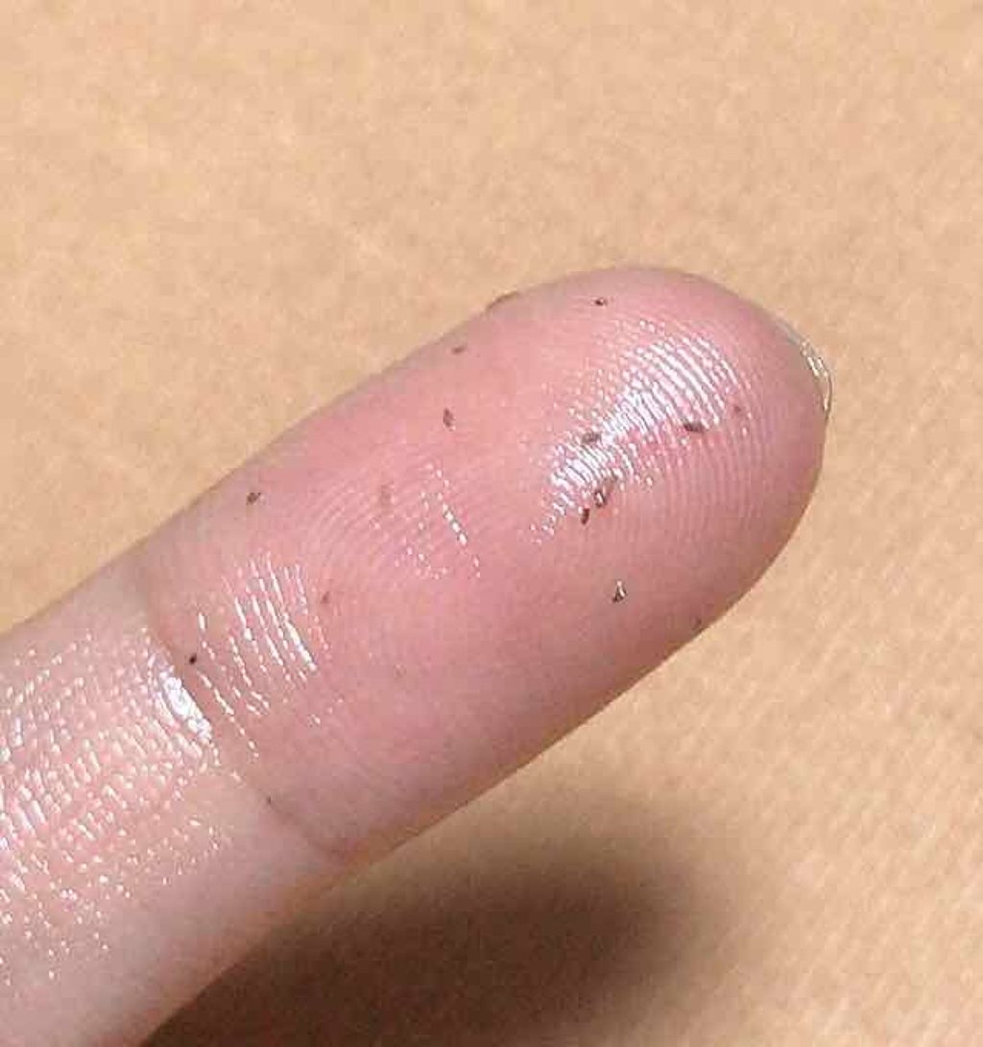 將護膚油塗抹在鼻部並打圈按摩5分鐘,黑頭粉刺可以自動浮出。