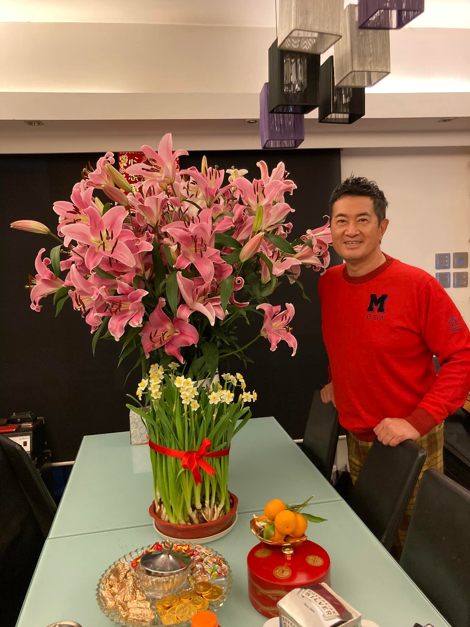 鄧梓峰家中的飯廳亦相當大,飯桌貌似可以坐至少6人,而椅子則是真皮。