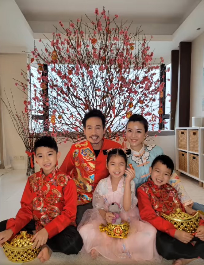 陳茵媺與老公陳豪一家五口向大家拜年