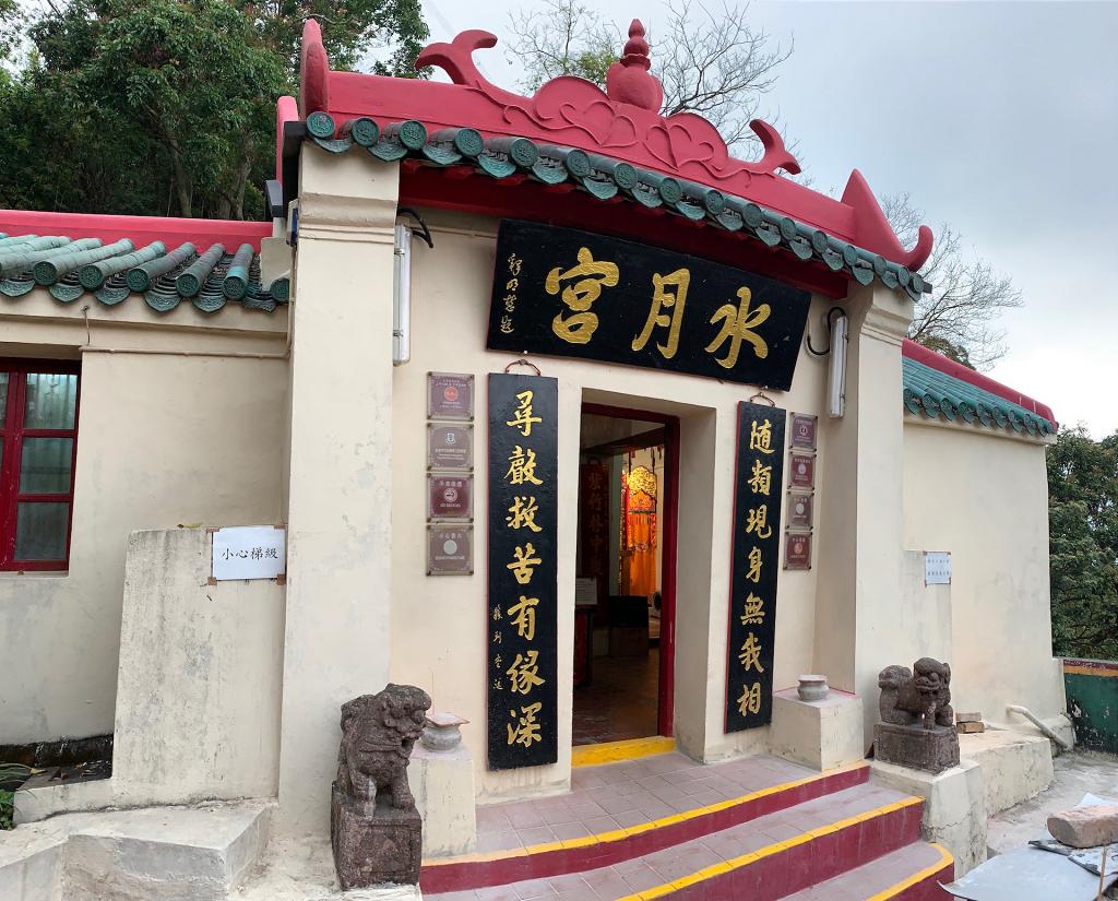 在慈雲山觀音廟求姻緣只需燒香燭，再誠心向姻緣石祈求，就能得到姻緣石的庇佑。