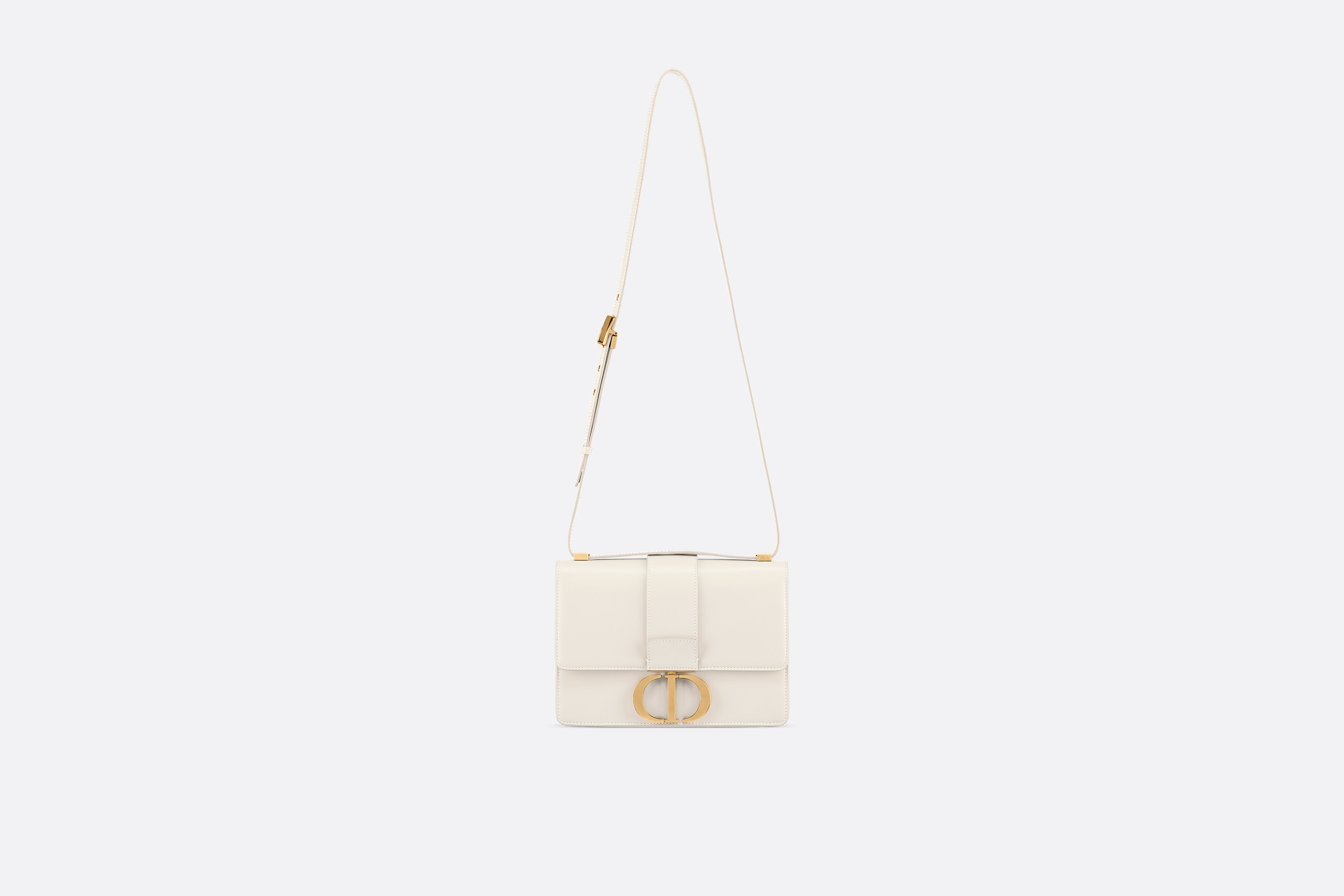 Dior 30 Montaigne手袋採用奶白色拋光小牛皮製成。