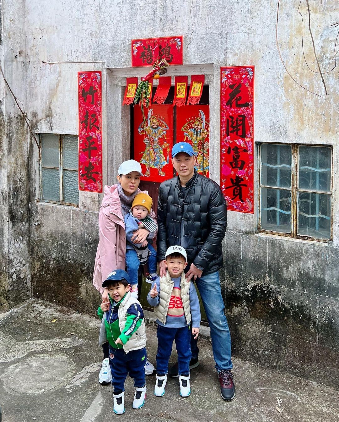 李乘德與胡杏兒帶囝囝年初一回圍村