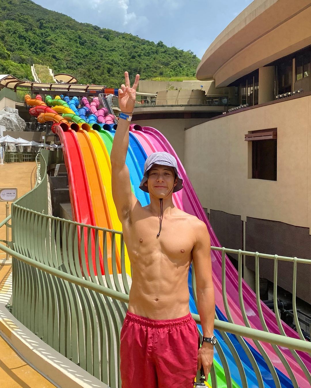 朱鑑然是前港隊游泳代表