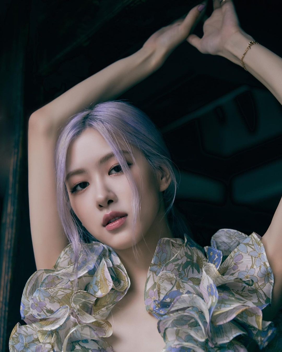 BLACKPINK成員Rosé 在長春花藍裡加入一點灰色調