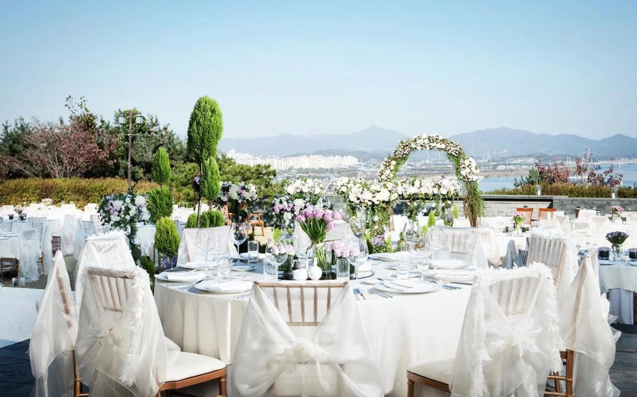 玄彬和孫藝珍的婚禮場地位於漢江旁,遠看美景一覽無遺