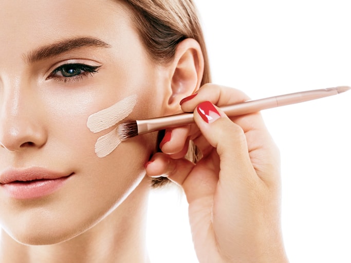 BB Cream、CC Cream等是粉底的變奏,成份中含有色素粒子,用以調整膚色。