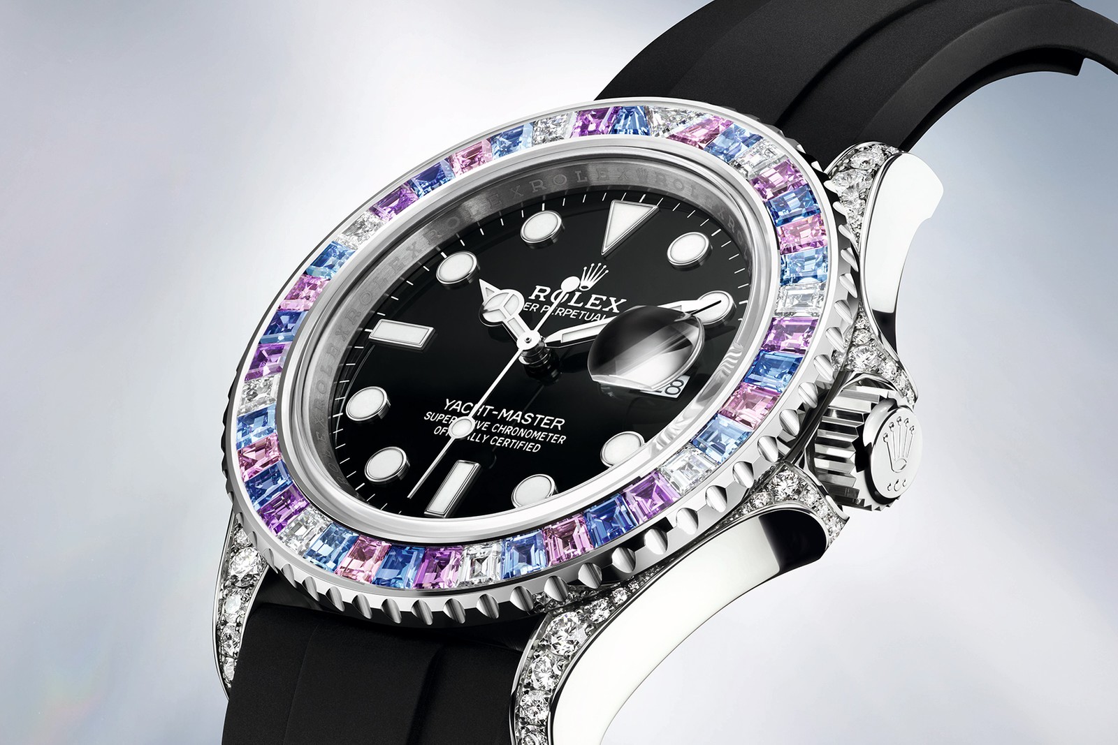 全新Yacht-Master 40以18K白色黃金鑄造,旋轉外圈鑲嵌梯形珍貴寶石。