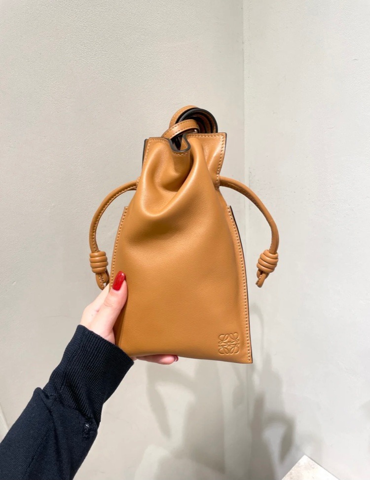 側邊融入了LOEWE的經典繩結小巧思