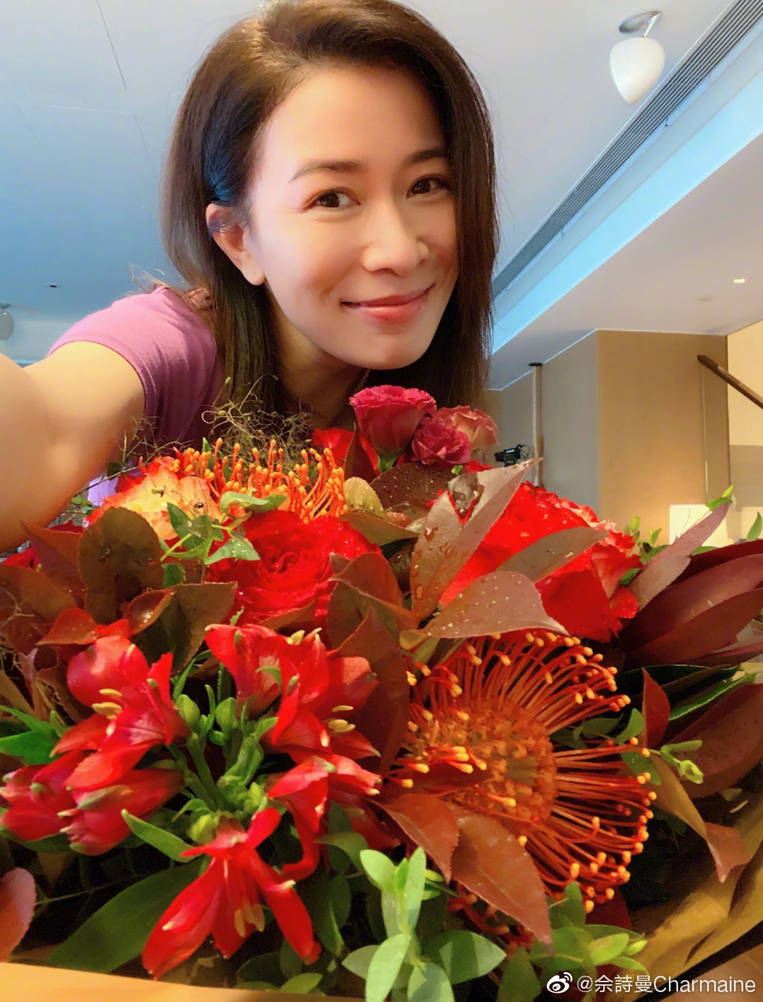 阿佘今次返港並非一個人,身邊出現一位年約40歲的大隻型男