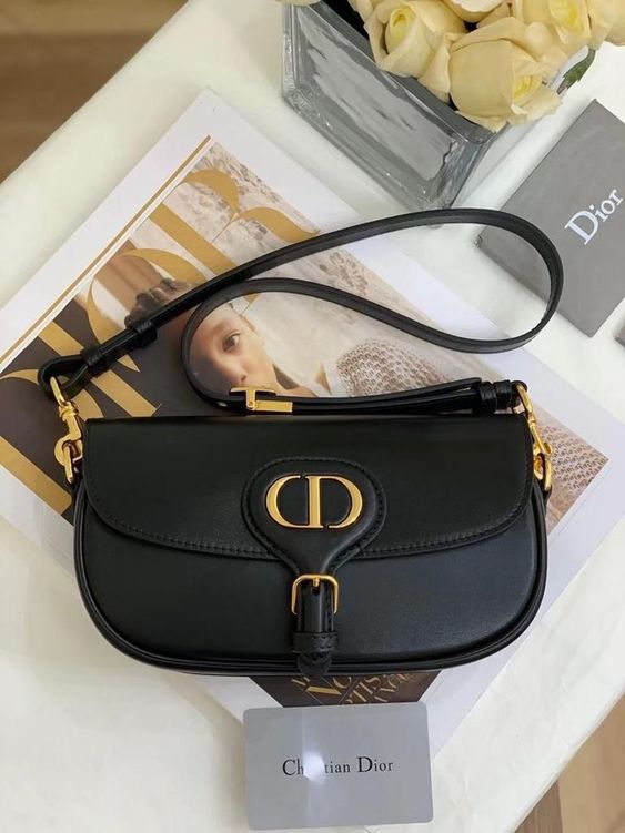 女神最愛的Dior Bobby今年再次推出腋下包改良款