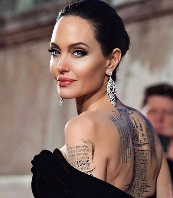 Angelina Jolie「任何人都能夠化漂亮的妝容、穿上美麗的衣裳，但只有你的想法才能決定你是誰。」
