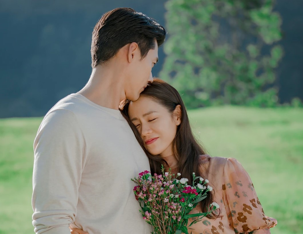 玄彬和孫藝珍合作劇集《愛的迫降》,劇集完結後慢慢發展出感情。