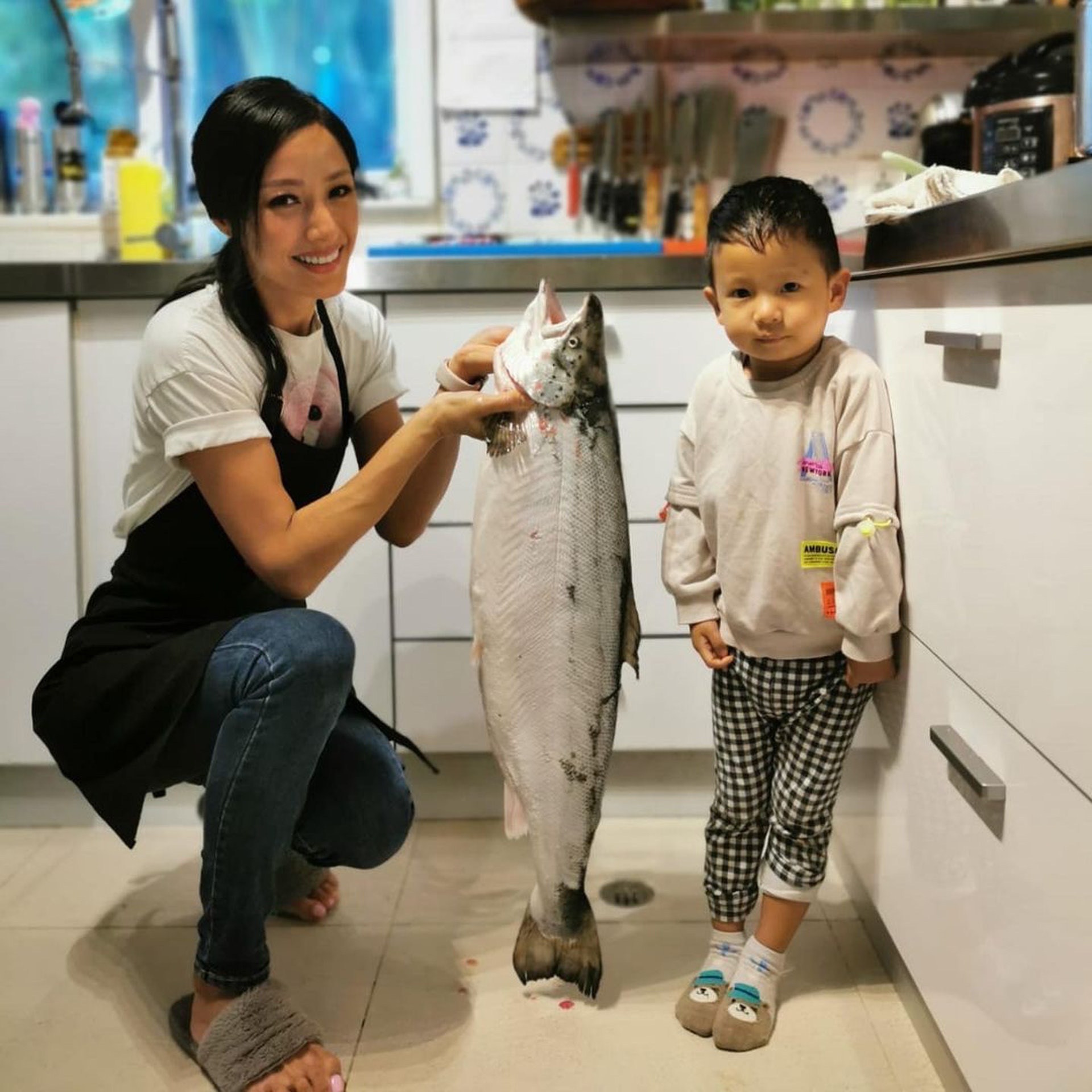 開放式廚房放有對門式雪櫃、巨型焗爐等設施。