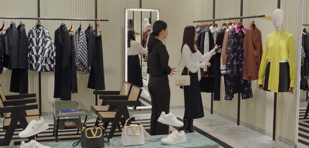 另一款在劇中多次登場的Valentino Grainy Stud Sign Calfskin Shoulder Bag（$25,500)，可以說是日常配襯造型超合適