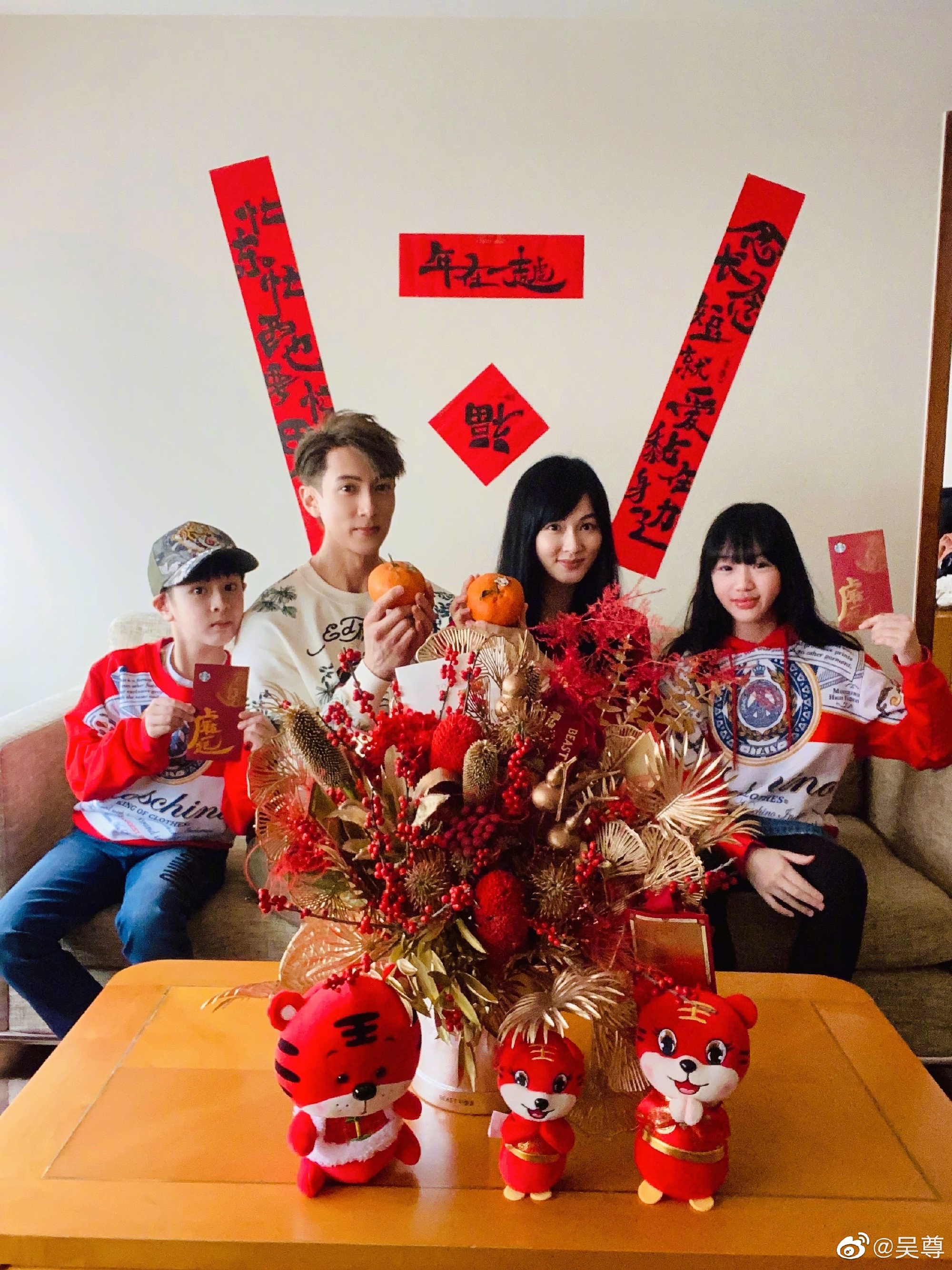 吳尊與太太林麗瑩及一對子女