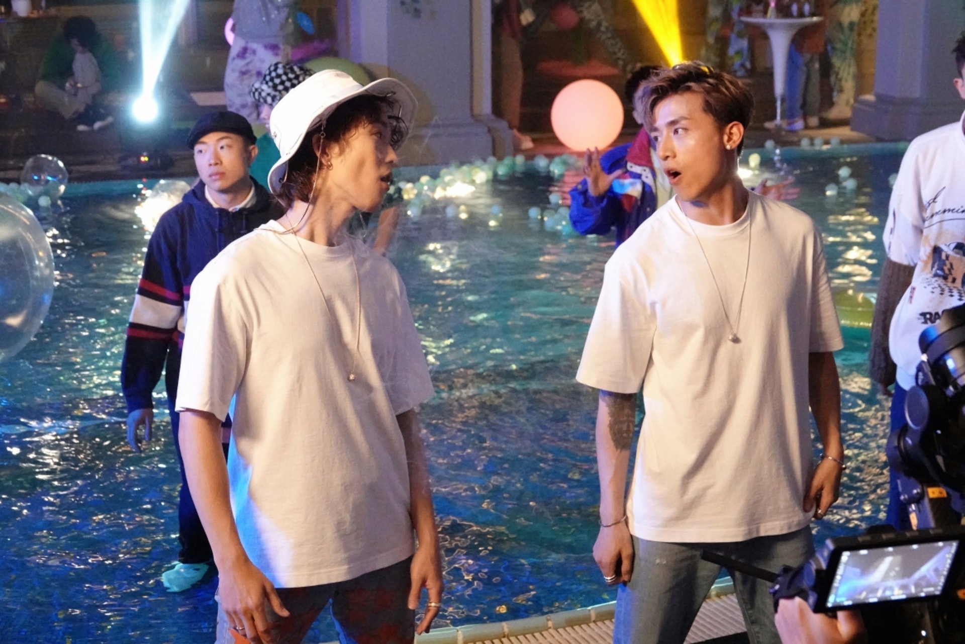 《REBOUND》MV中,AK和Alton身處Party之中玩到醉爆兼跳入泳池唱到濕身。