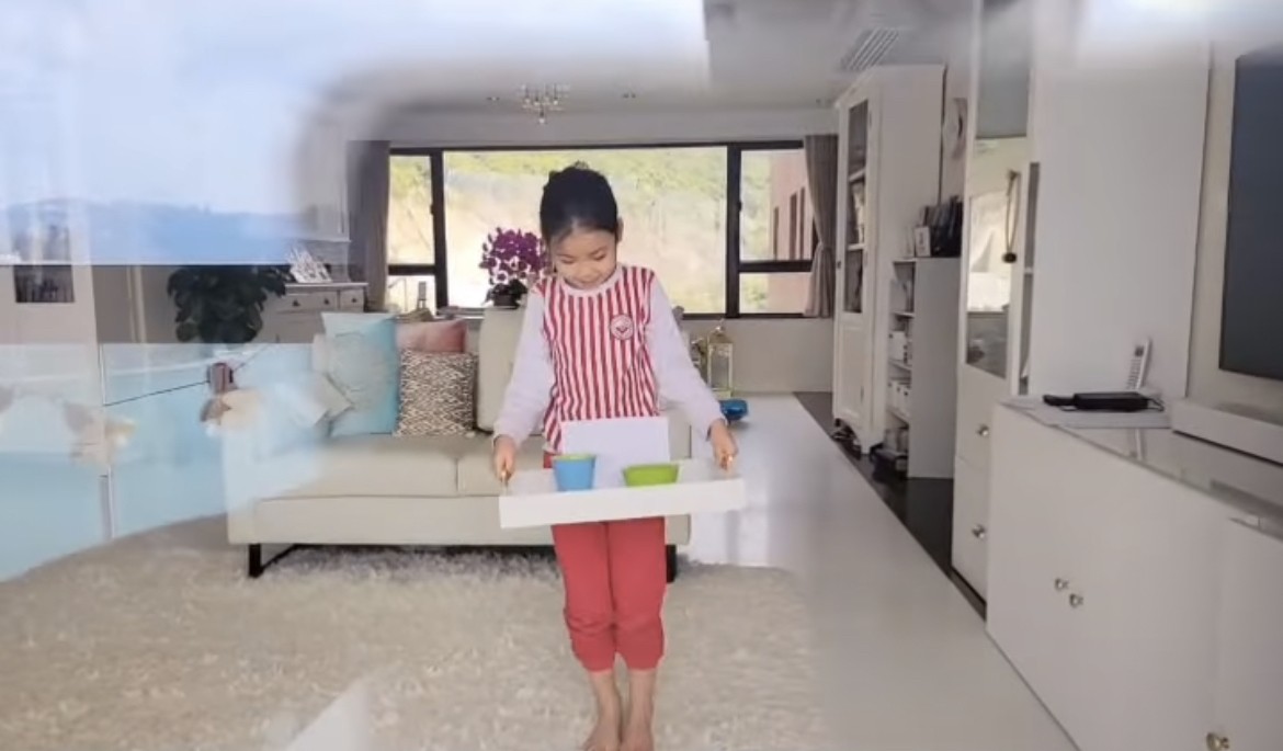 片中見細女Camilla捧著食物遞給爸爸