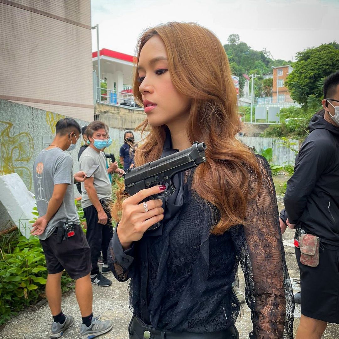 2020年拍攝期間更因為過度投入在一場槍擊戲時不慎從樓梯滑下