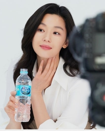 全智賢的美白小秘訣就是不分季節使用美白産品。