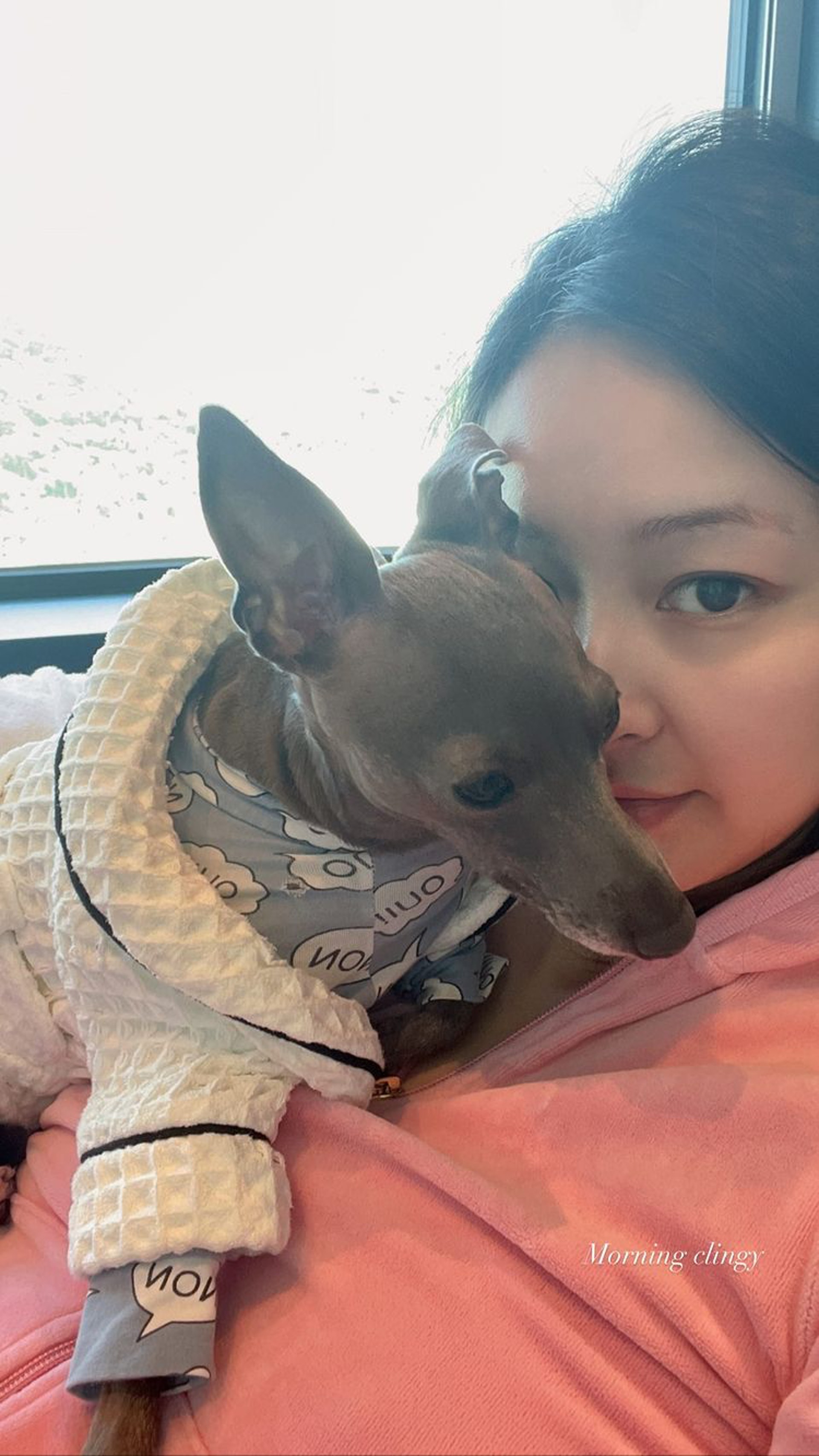 現年36歲的張舒雅雖然半邊臉被遮住,但仍可見素顏的她Keep得不錯,依然少女味十足。