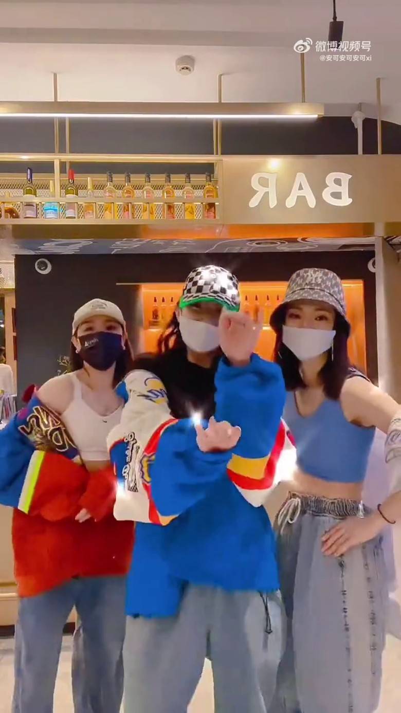 Grace多次與不同的参賽者跳舞