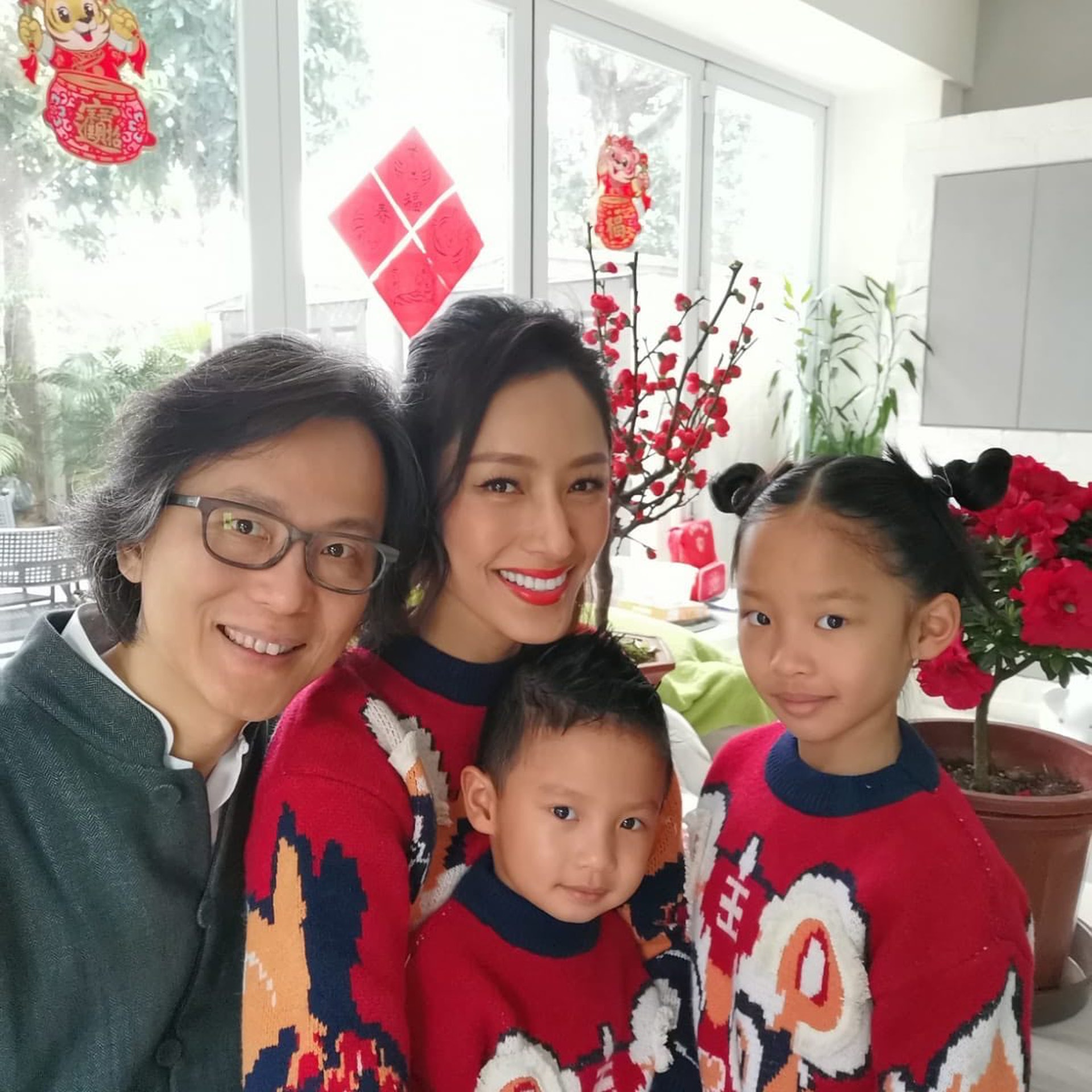 蔣怡於2013年宣布與拍拖13年的珠寶設計師男友翁狄森(Dickson),婚後育有一女一子,為了專心在家相夫教子而選擇退出娛樂圈。