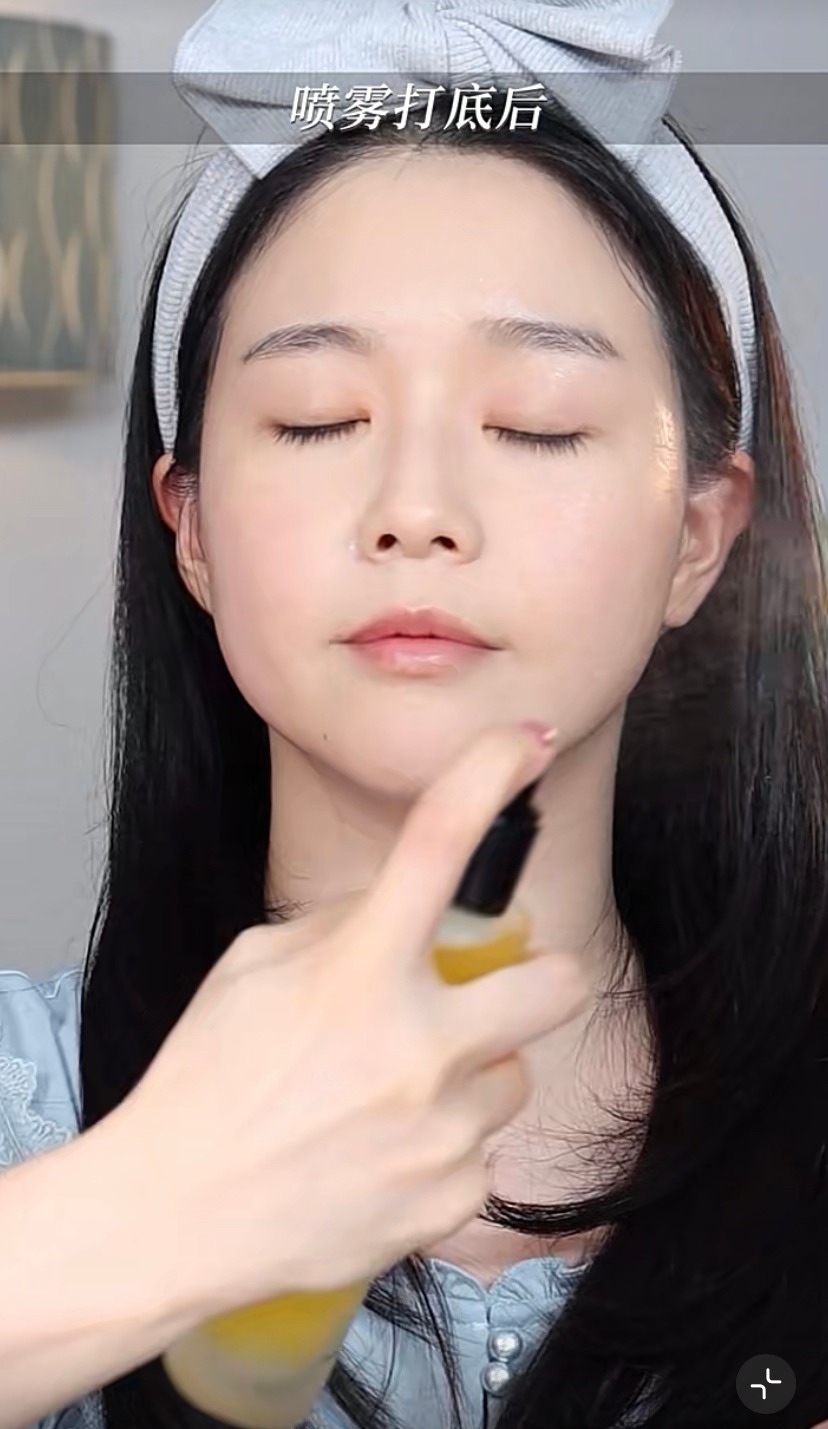 用保濕噴霧打底。