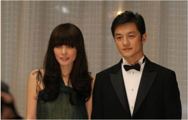 王菲於2013年宣布與李亞鵬離婚,為8年夫妻關係劃上句號。
