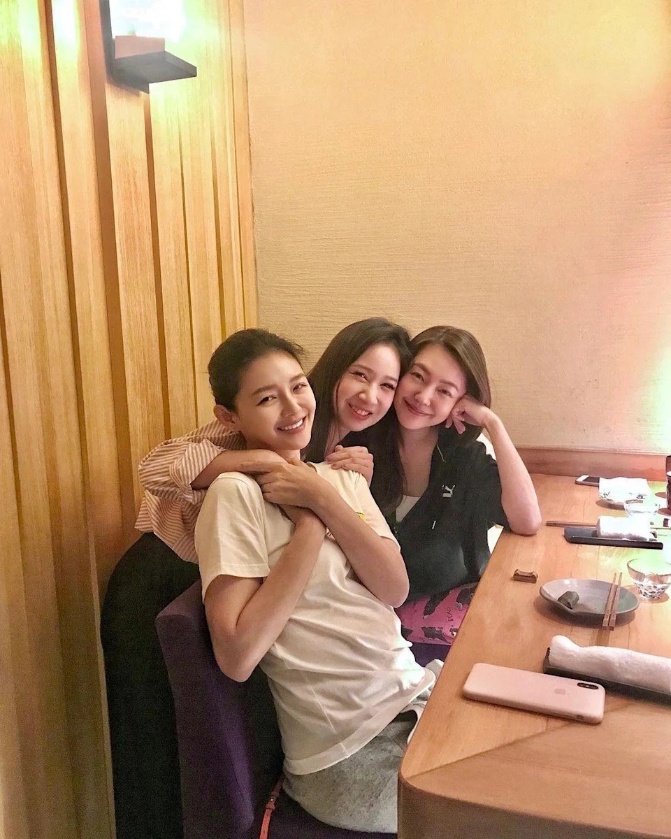 日前兩姐妹的閨蜜在社交平台分享3人合照,祝大S新婚快樂