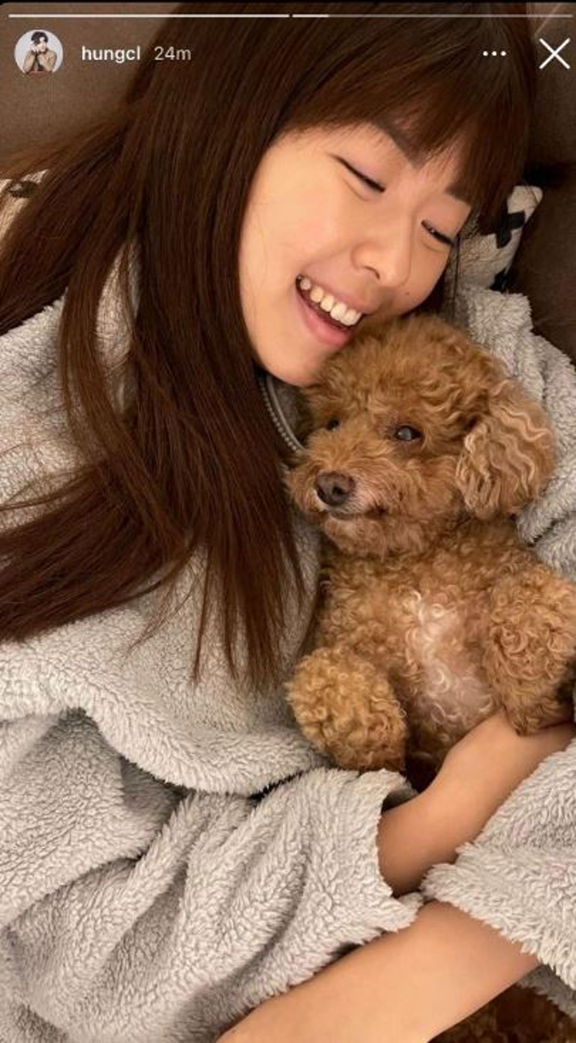 英皇歌手洪卓立（Ken）今年1月在社交網限時動態上載一張《膠戰》主持劉沛蘅（Hillary）攬狗相