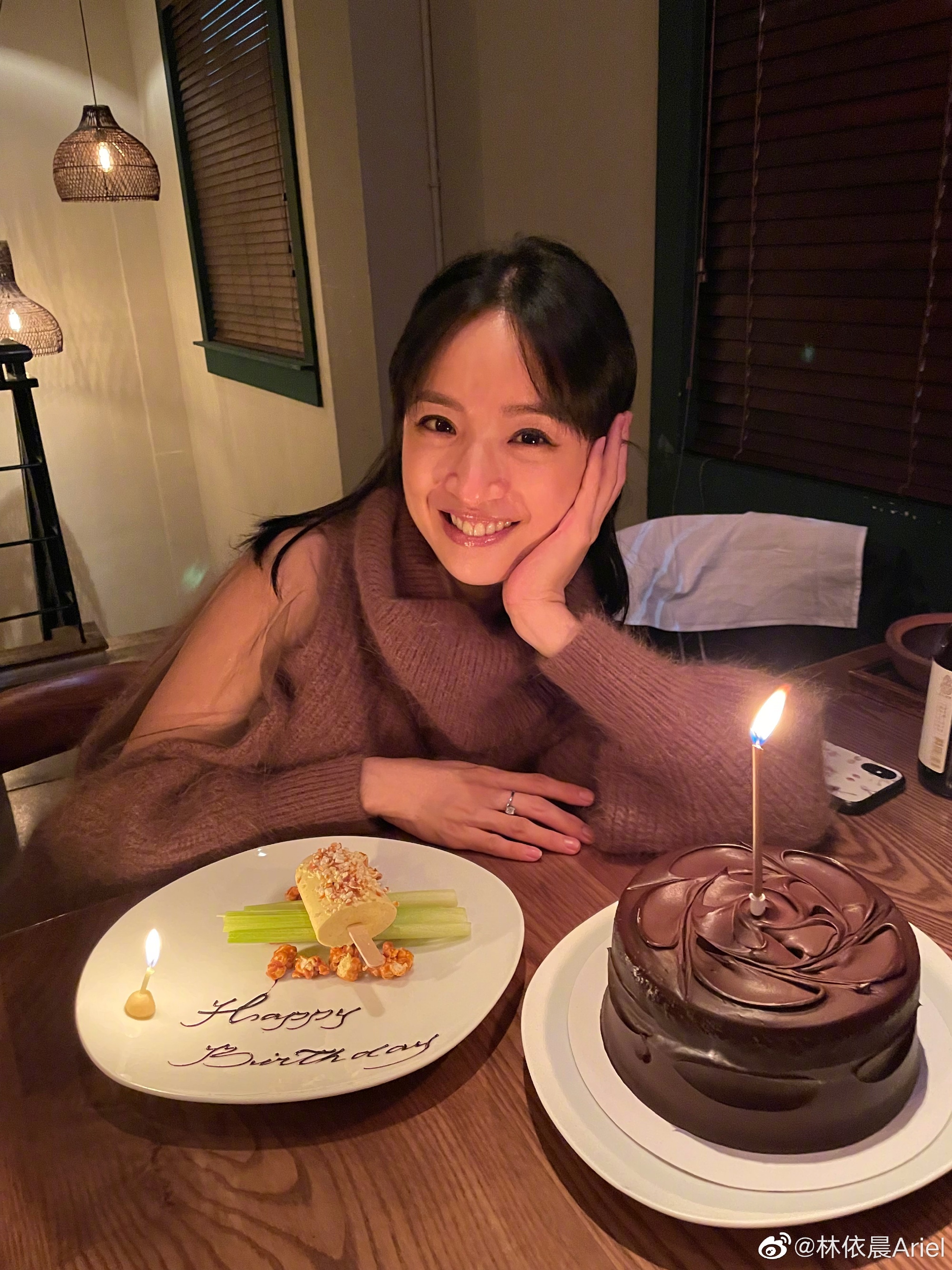 林依晨父母早在她5歲那年便離異,從小她與弟弟就由母親一人養大