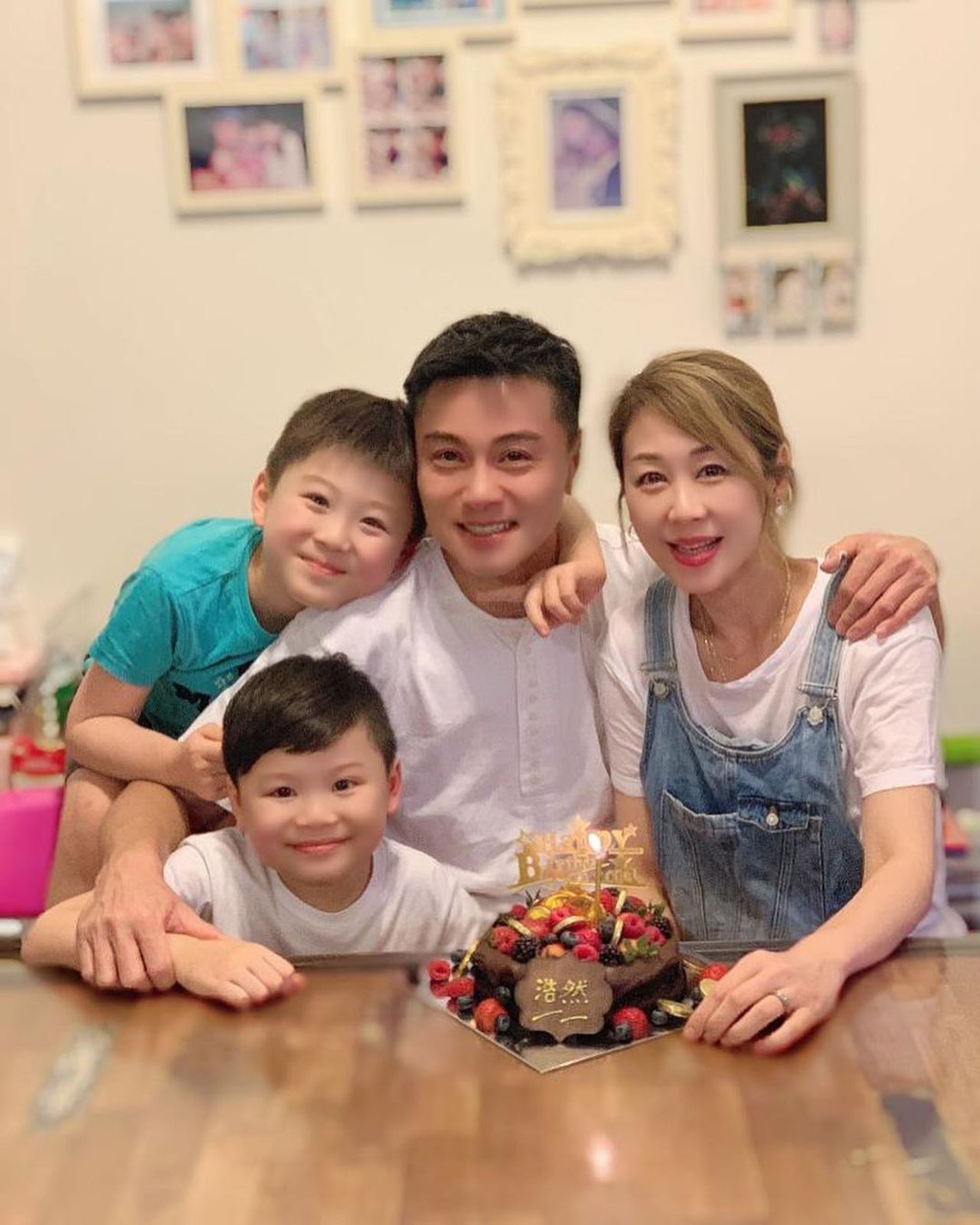 黃浩然一家四口非常幸福。